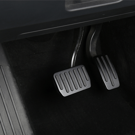 Gemonteerde afbeelding van matzwarte aluminium pedalen voor Tesla