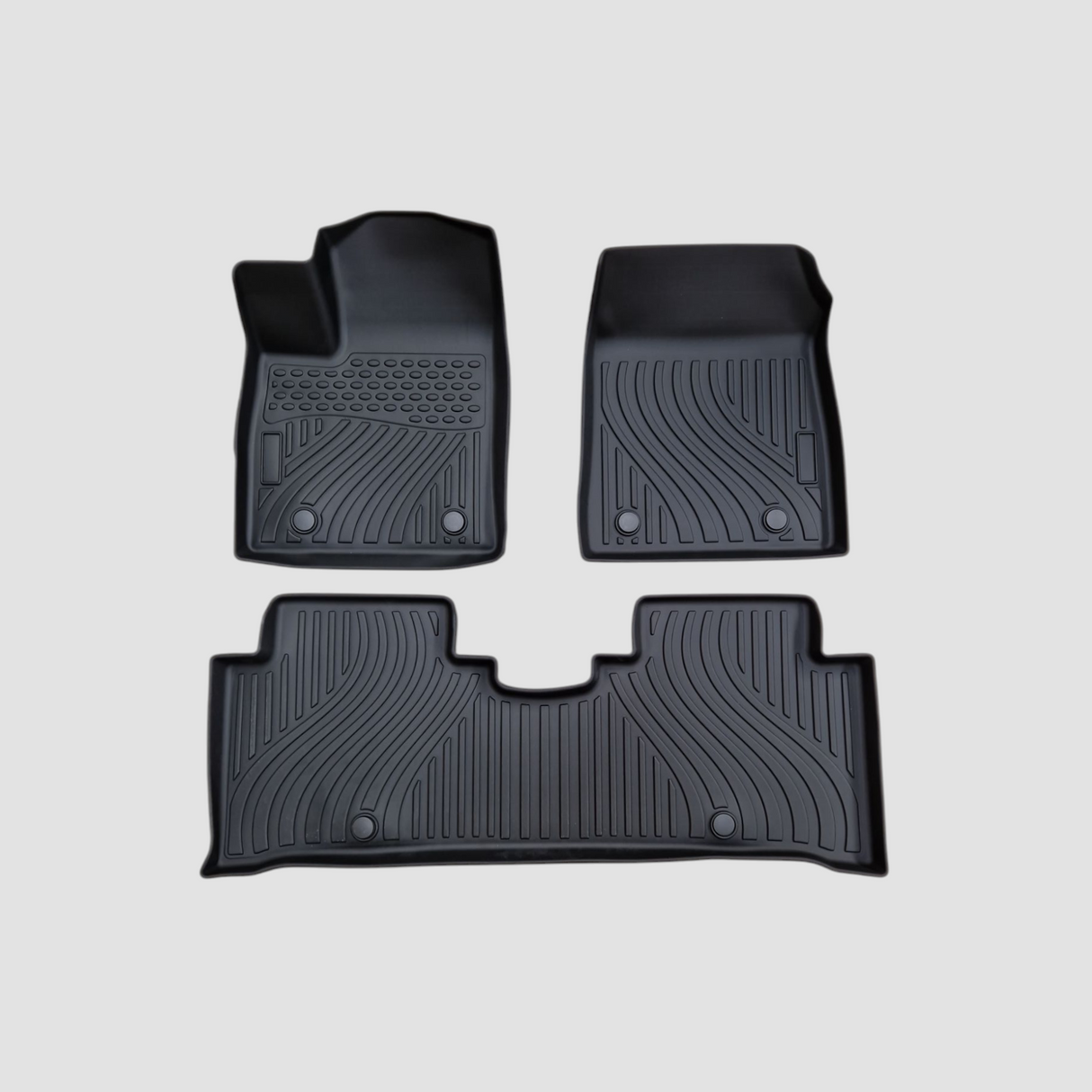 Mattenset van zwart rubber voor BYD Atto 3, gefotografeerd tegen een lichte achtergrond.