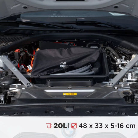 Rati frunk opbergdoos geïnstalleerd in een BMW i4 frunk met laadkabel.