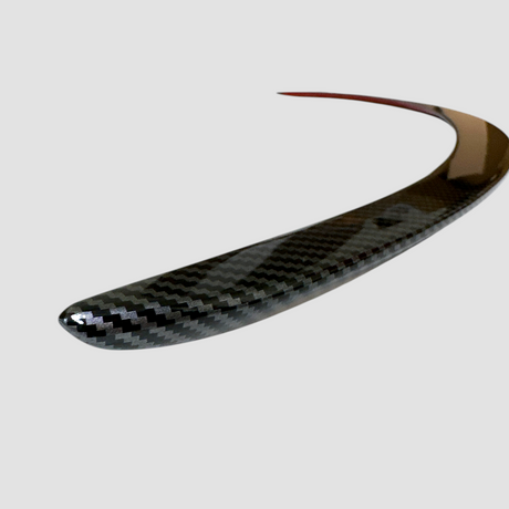 Gedetailleerde weergave van glanzend carbon-look oppervlak op Performance spoiler voor Model Y Juniper