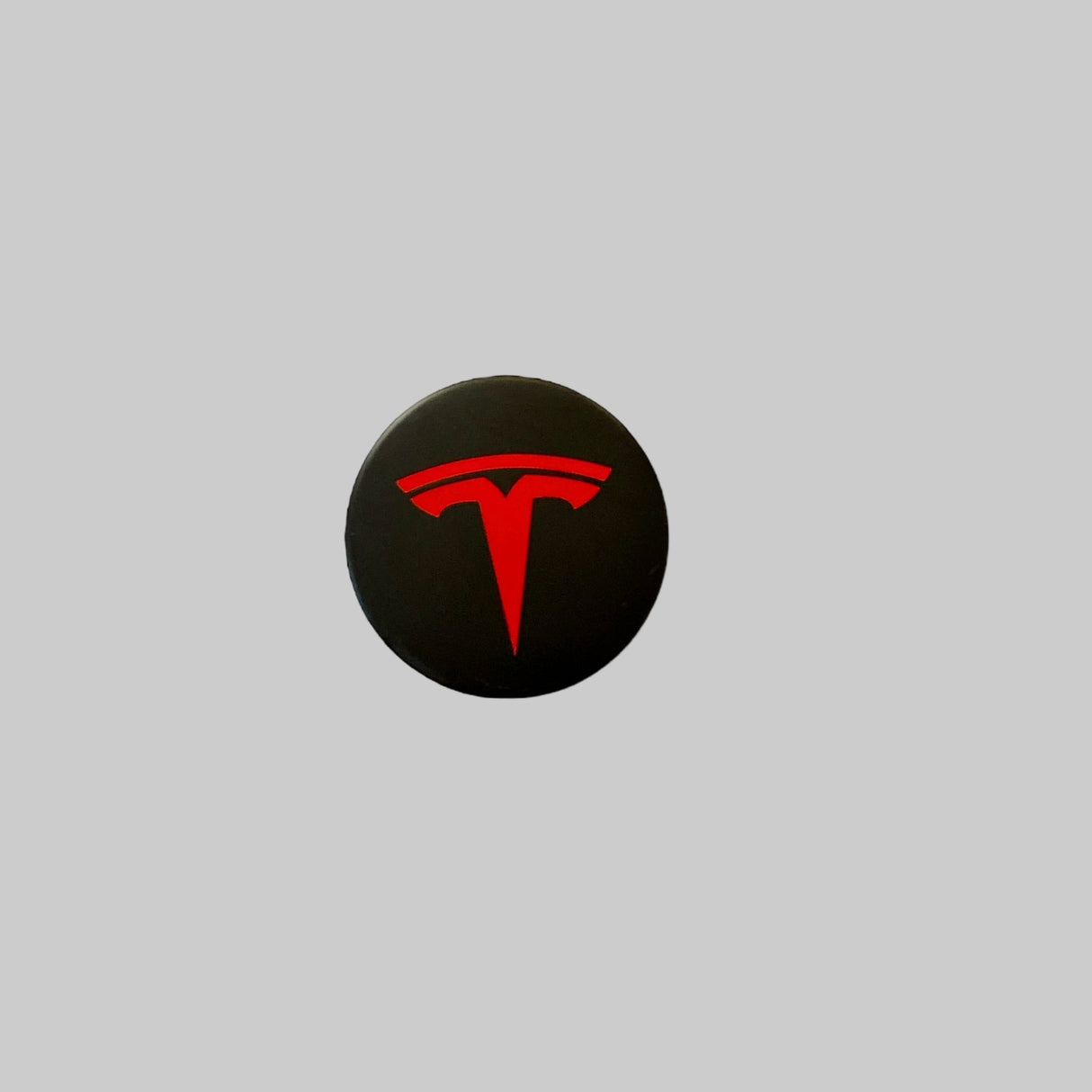 Rode middenkap met Tesla-logo