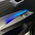 Mat carbon look deksel voor deur, met blauw licht, voor VW ID.3 en ID.4.