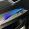 Mat carbon look deksel voor deur, met blauw licht, voor VW ID.3 en ID.4.