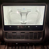 Touchscreen in Tesla Model 3/Y, die een ventilatiecover toont gemonteerd op de middenconsole van de auto.