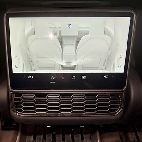 Touchscreen in Tesla Model 3/Y, die een ventilatiecover toont gemonteerd op de middenconsole van de auto.