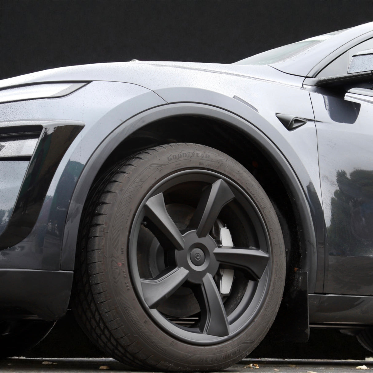 Wieldoppen op een Tesla Model Y Juniper