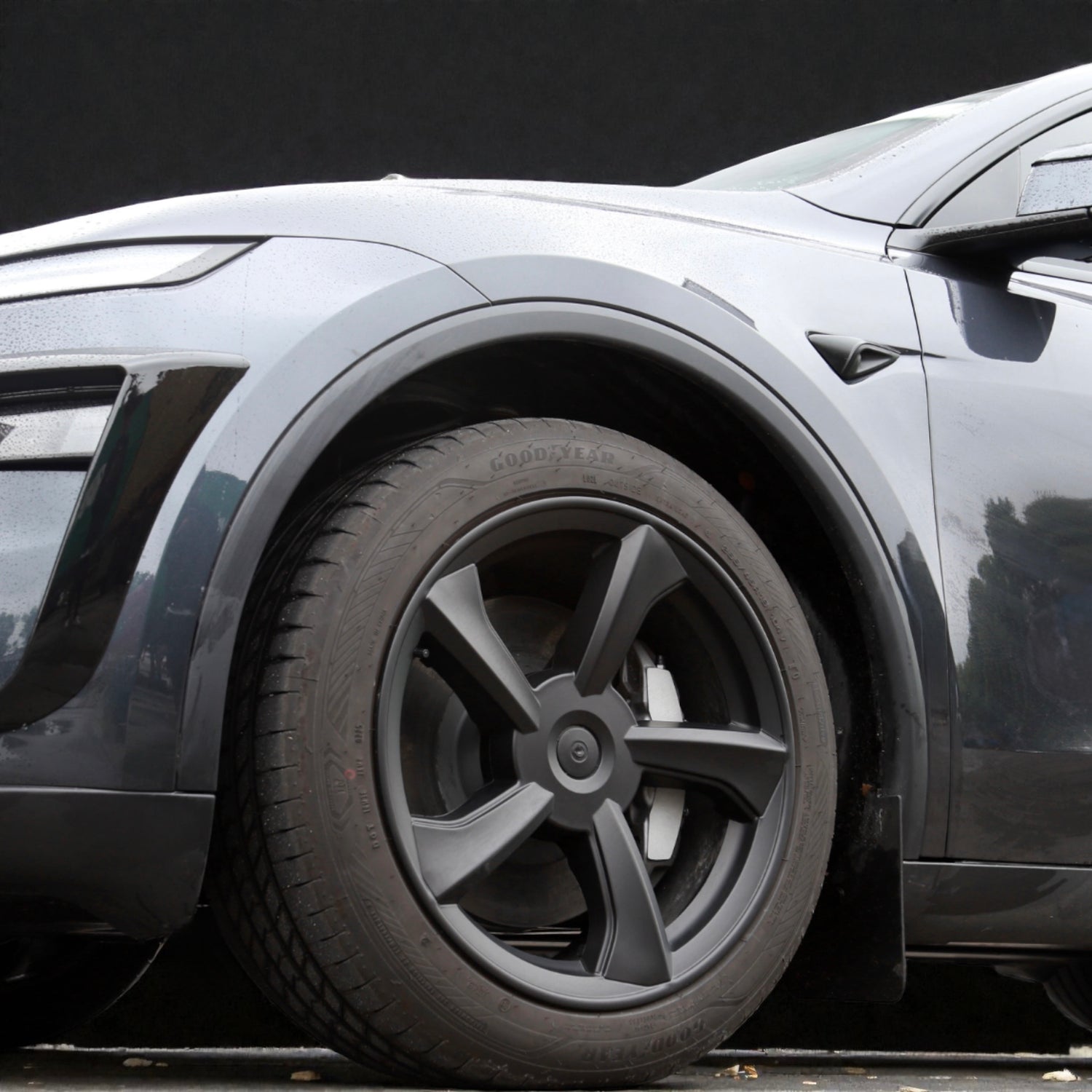 Wieldoppen op een Tesla Model Y Juniper