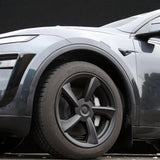 Wieldoppen op een Tesla Model Y Juniper