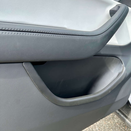 Deurmat (XL) gemonteerd in de deur van een Tesla Model Y Juniper 2025, gezien van dichtbij.