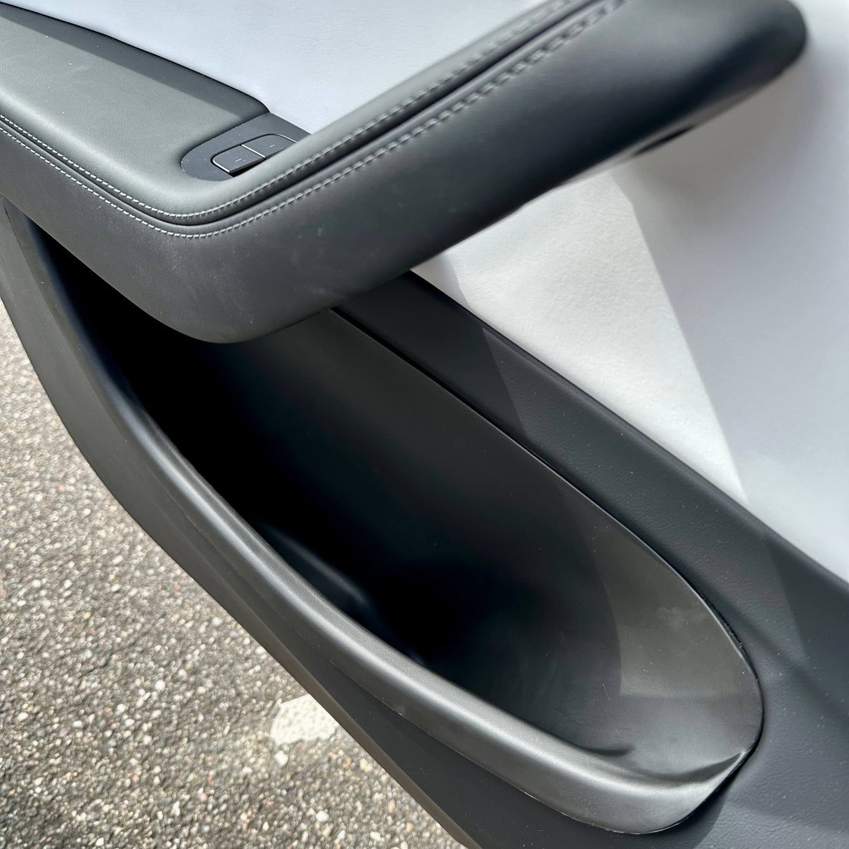 Deurmat (XL) geïnstalleerd in een Tesla Model Y Juniper 2025 deurpaneel, close-up.