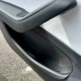 Deurmat (XL) geïnstalleerd in een Tesla Model Y Juniper 2025 deurpaneel, close-up.