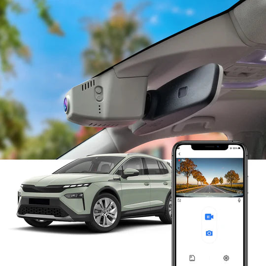 FitCamX dashcam geïnstalleerd in Skoda Elroq 2025, getoond met de liveweergave van de app op een smartphone.