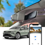 FitCamX dashcam geïnstalleerd in Skoda Elroq 2025, getoond met de liveweergave van de app op een smartphone.