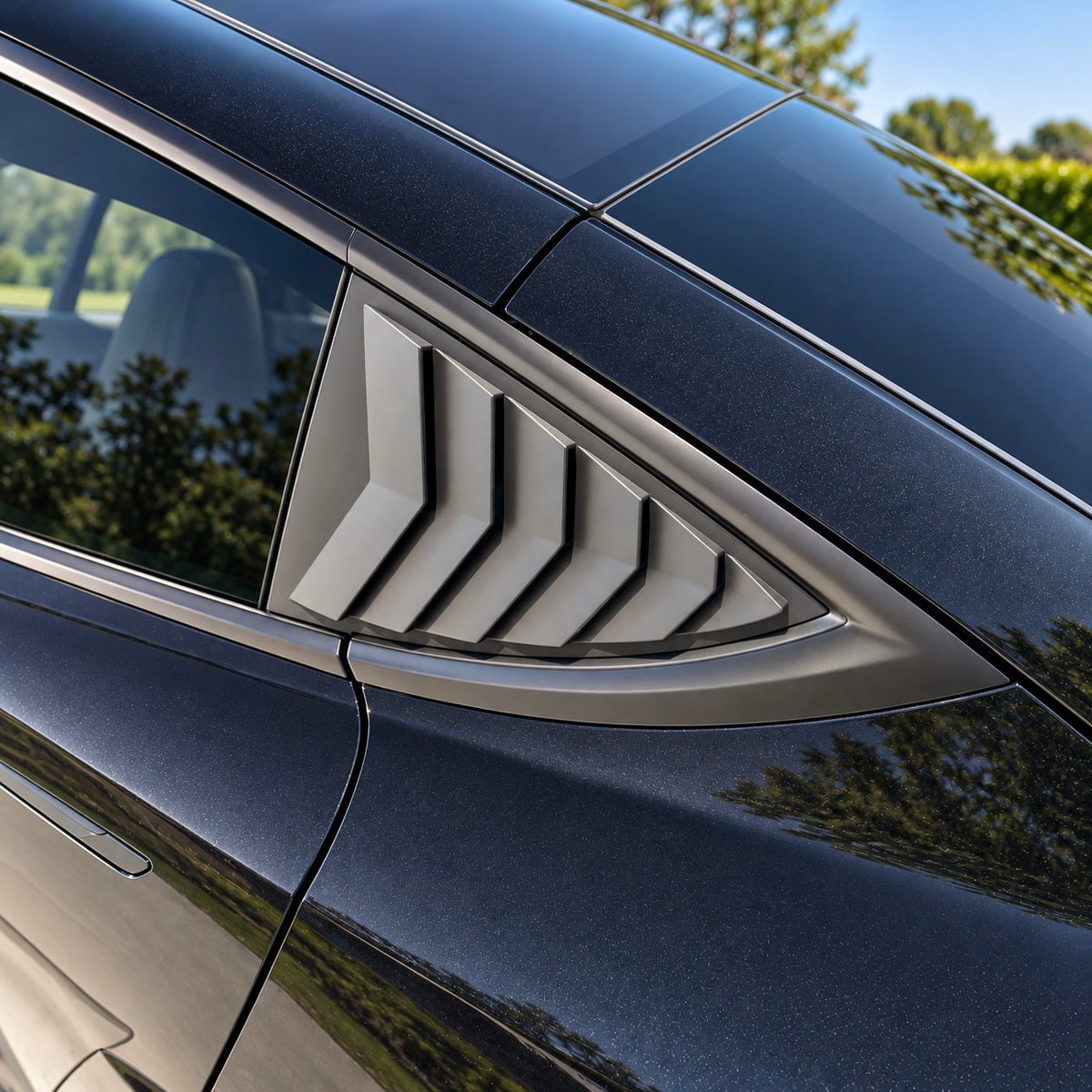 trekantede side louvres i mat sort designet og monteret på en Tesla Model Y.