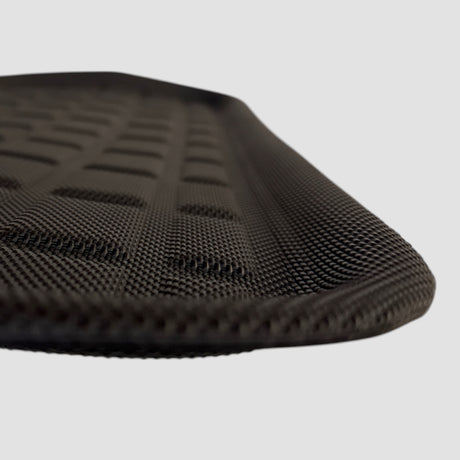 Close-up van zwarte GCG MAX frunk mat voor Tesla Model Y 2025