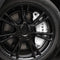 Hvidt cover til bremsekaliber med TESLA-tekst monteret bag fælgen på en Tesla Model Y