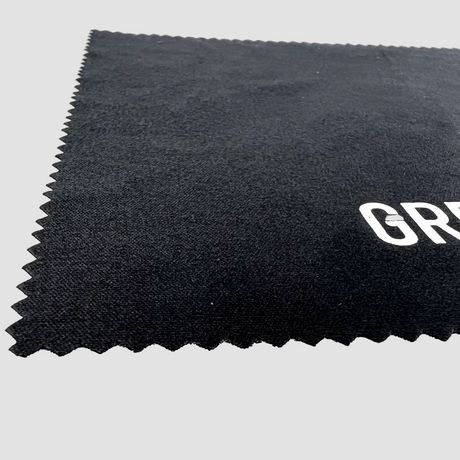 Zwarte microvezeldoek met getande randen en "GRE" logo.