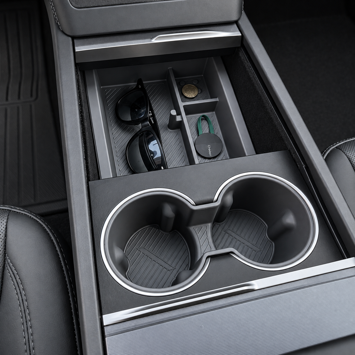 GCG MAX Opbevaringsboks til midterkonsol i Tesla Model 3/Y med solbriller, nøgler og mønter organiseret i rummene, kopholdere i forgrunden