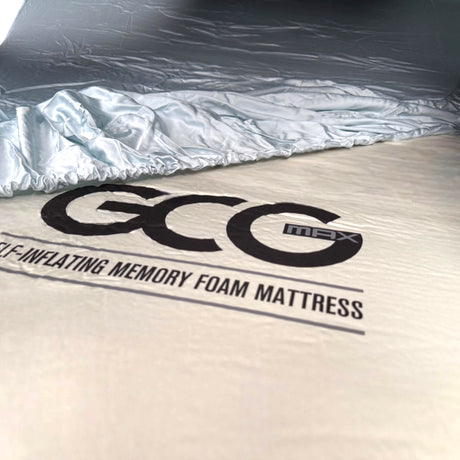 GCG MAX bamboe hoeslaken over een matras, met GCG MAX logo.