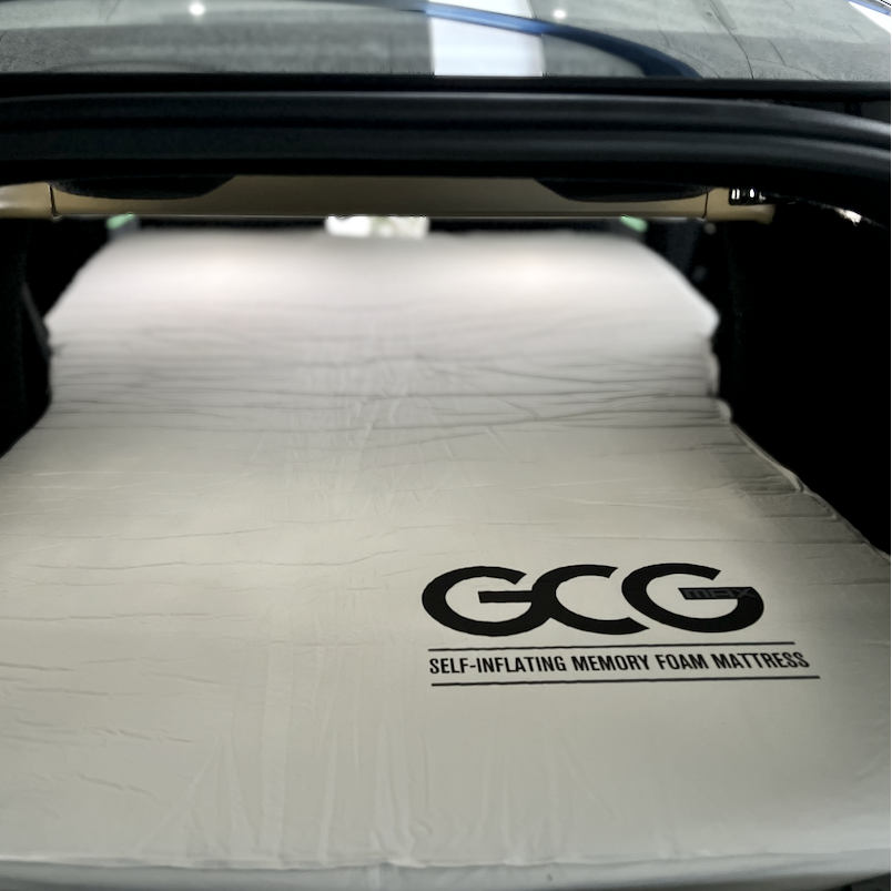 Matras ligt plat in de kofferbak