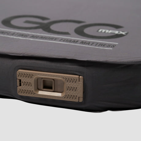 Close-up van de GCG MAX Comfort luchtmatras met traagschuim en pomp in de focus.