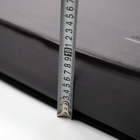 Meetlint toont de dikte van de GCG MAX Comfort luchtmatras met traagschuim.