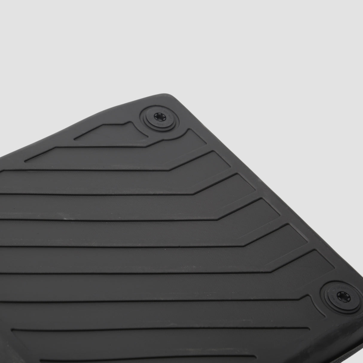 Close-up van een zwarte 3D all-weather mat met antislip patroon