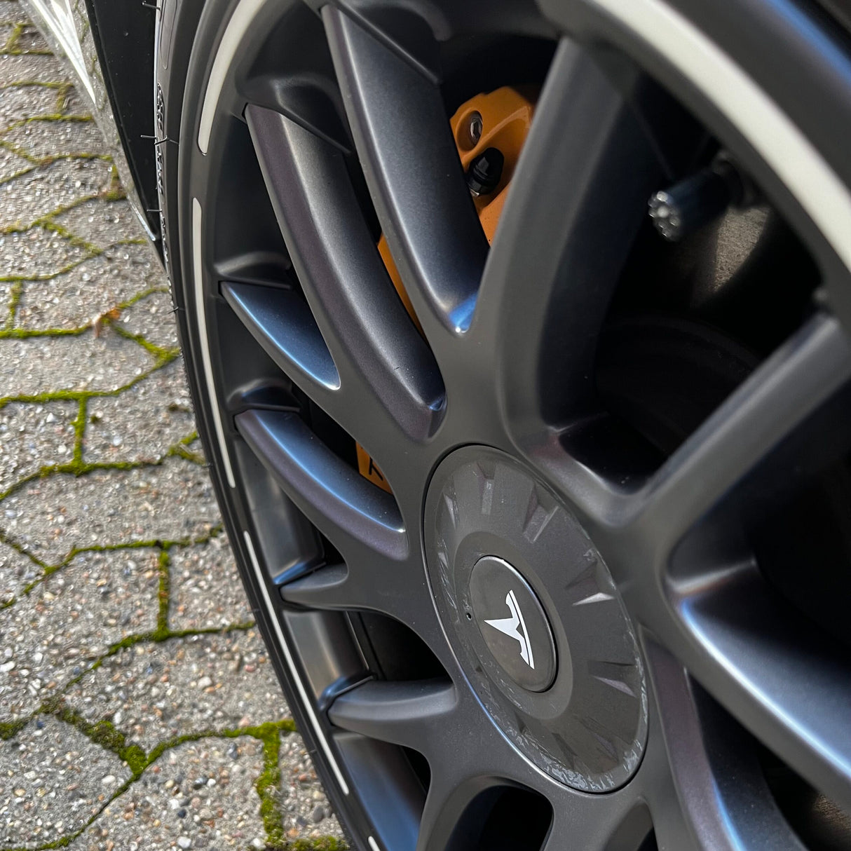 Randbeschermer met zelflichtende rand op Tesla Model 3 Highland velg.