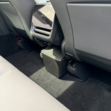 Afvalopbergdoos met klikdeksel, geplaatst bij de achterbank in de Tesla Model Y.