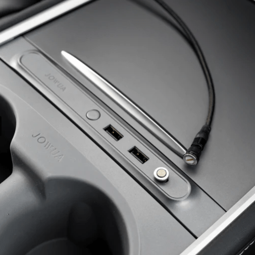 magnetische oplaadkabel die aan een Jowua USB-hub voor Tesla zit