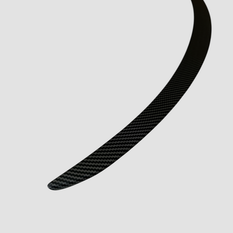 Close-up van een Performance spoiler in mat carbon-look voor Tesla Model Y Juniper