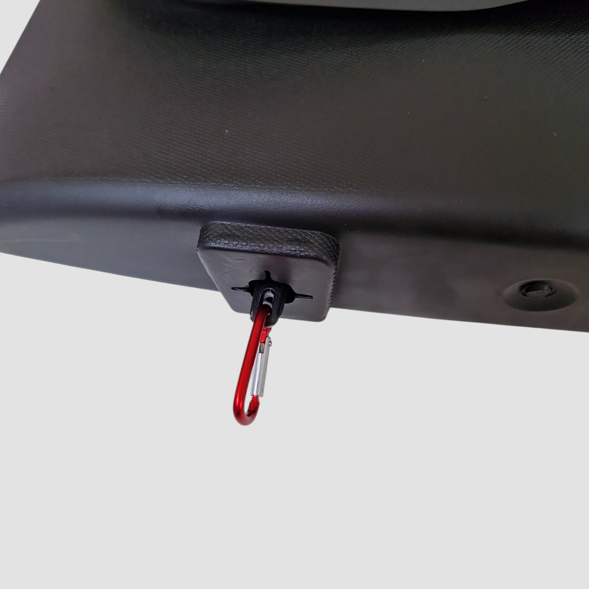 Deurmat (XL) voor Tesla Model Y Juniper 2025 met rode karabijnhaak gemonteerd eronder.