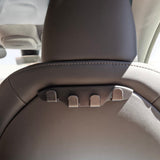 Minimalistische rugleuninghaak in zwart design, aangepast aan het interieur van de Tesla Model 3 en Y
