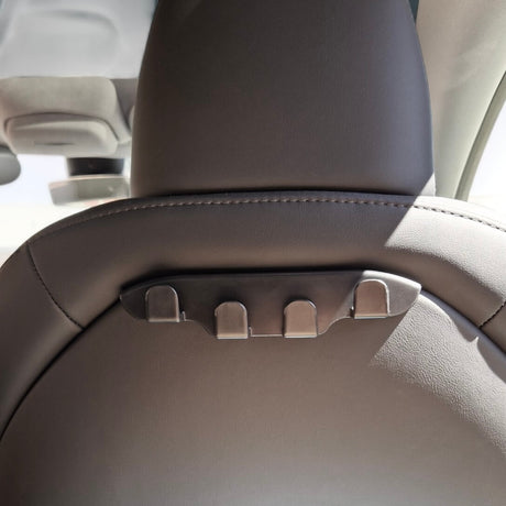 Minimalistische rugleuninghaak in zwart design, aangepast aan het interieur van de Tesla Model 3 en Y