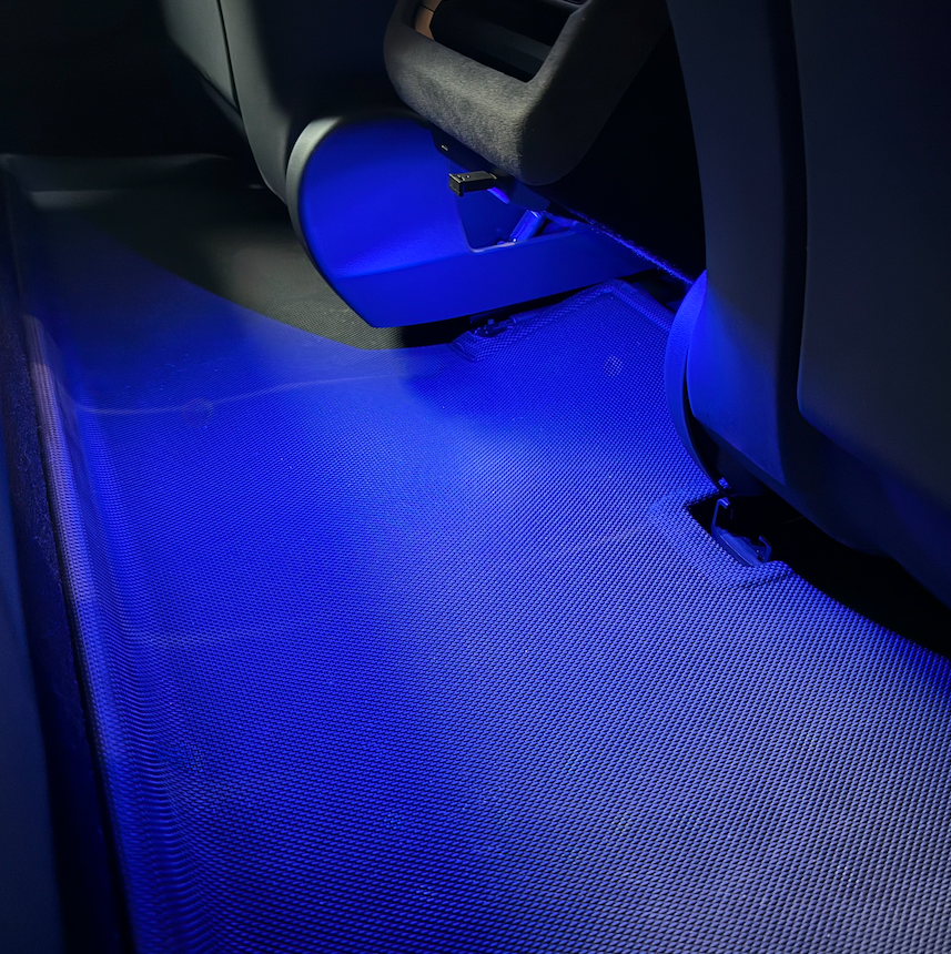 Blauw LED-licht schijnt op een mat achter de stoelen.