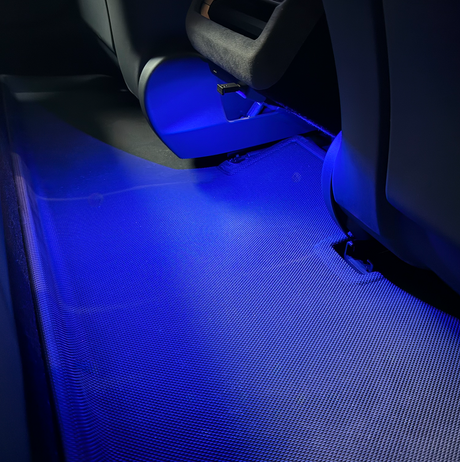 Blauw LED-licht schijnt op een mat achter de stoelen.