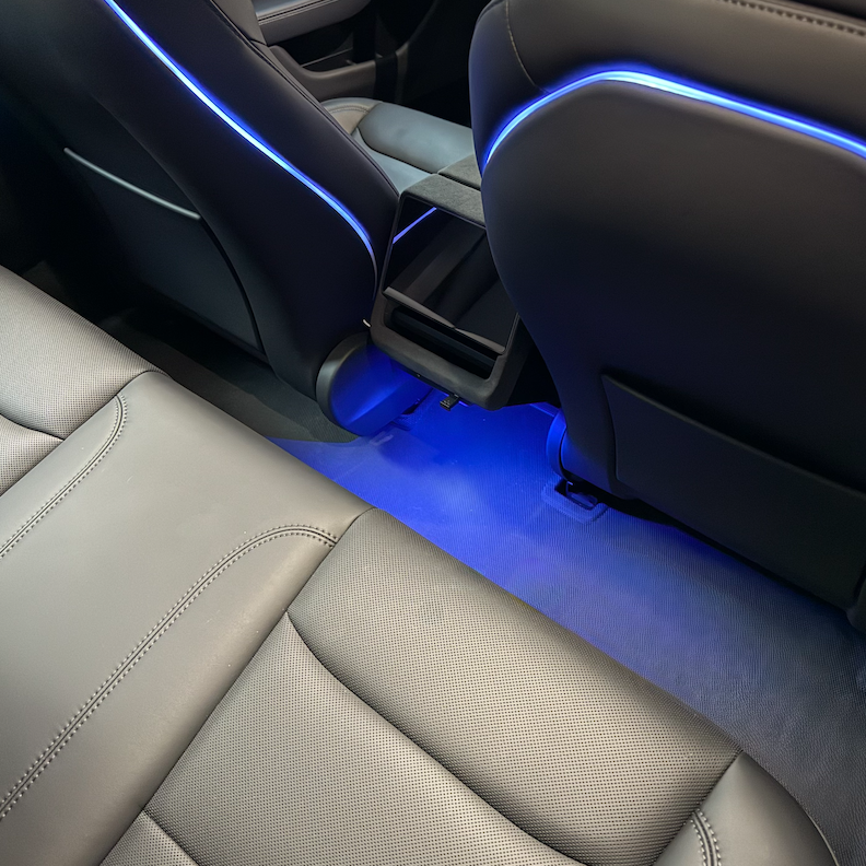 LED-licht dat rond de stoelen loopt in blauwe kleur