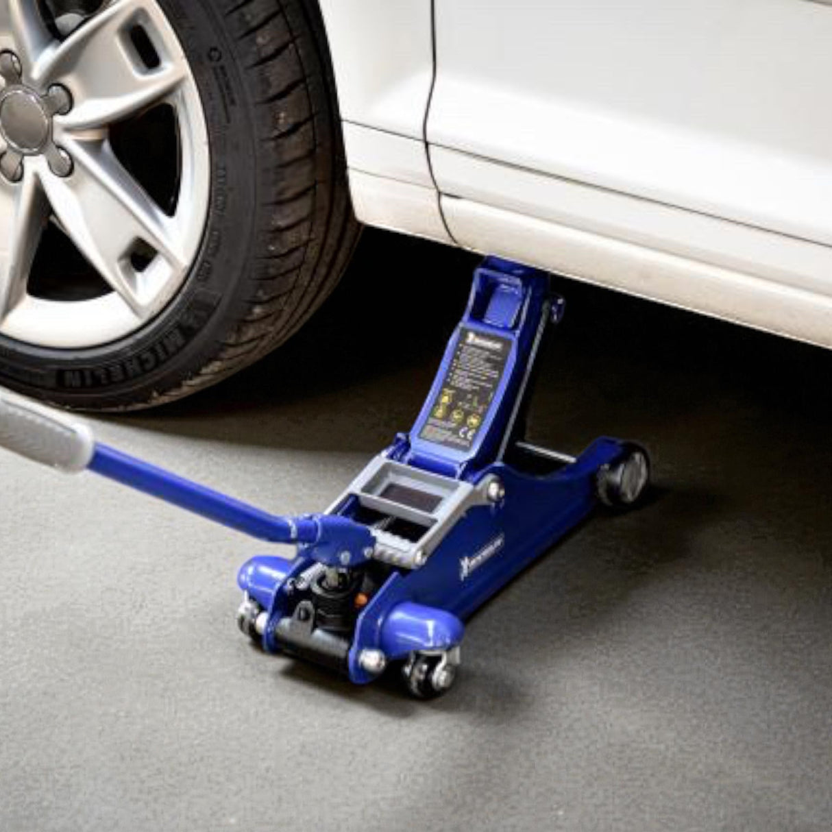 Michelin krik die een auto aan het optillen is.