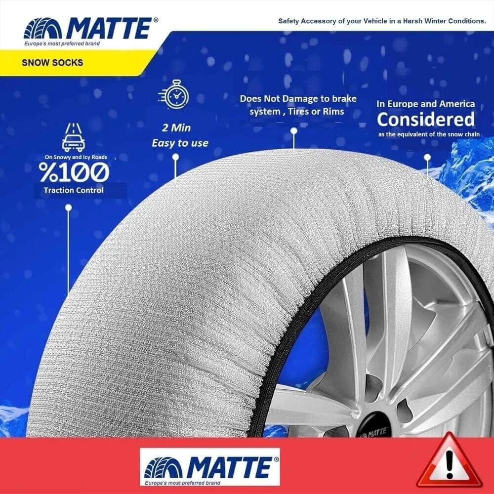 Witte matte sneeuwsokken gemonteerd op autobanden in de buurt van sneeuw.