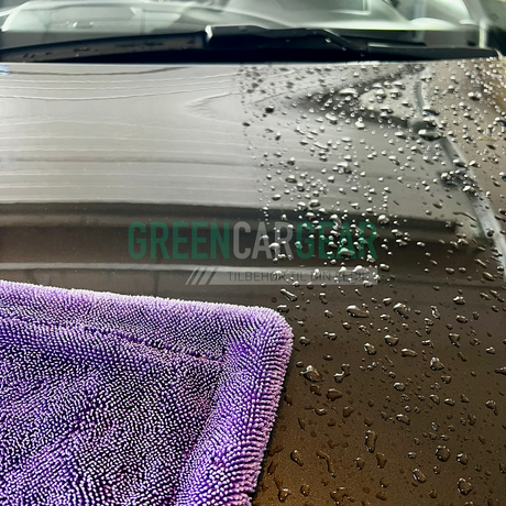 Maxshine-handdoek die water van een auto droogt.