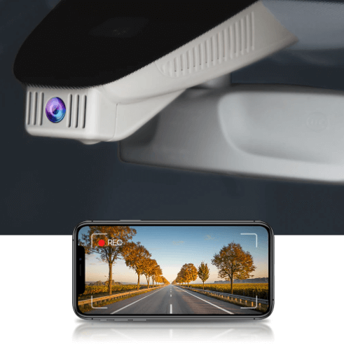 FitCamX dashcam geïnstalleerd in Mercedes EQC 2022-2025, met opname weergegeven op smartphonescherm.