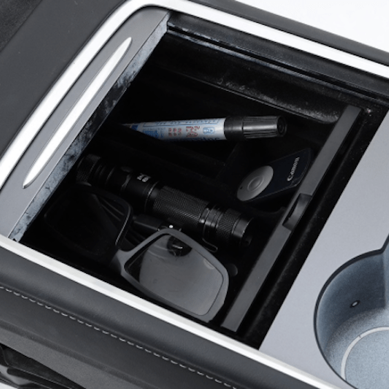 Opbergbox voor Tesla Model 3/Y gevuld met verschillende voorwerpen.