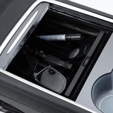 Opbergbox voor Tesla Model 3/Y gevuld met verschillende voorwerpen.
