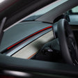 S3XY Strip LED-licht geïnstalleerd op het dashboard van een Tesla Model 3/Y, gezien vanaf de bestuurderszijde.