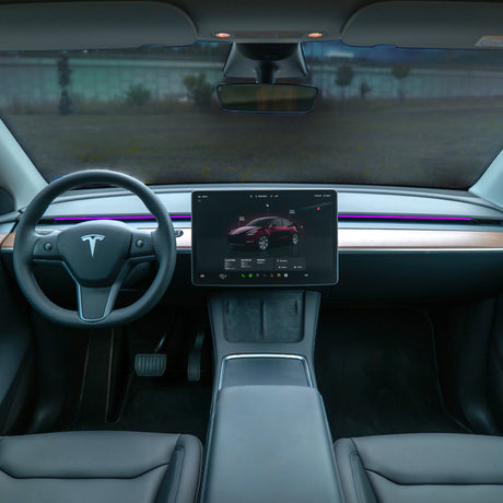S3XY Strip LED-licht geïnstalleerd op het dashboard van een Tesla Model 3/Y, gezien vanaf de bestuurdersstoel.