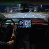 S3XY Strip LED-licht voor Tesla Model 3/Y gemonteerd op het dashboard met rode en groene verlichting.