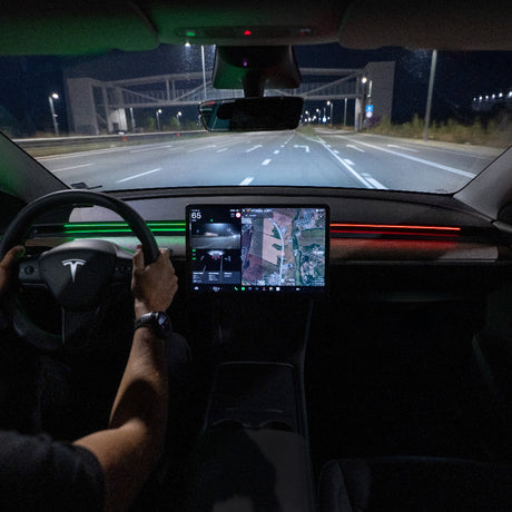S3XY Strip LED-licht voor Tesla Model 3/Y gemonteerd op het dashboard met rode en groene verlichting.
