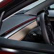 S3XY rød dekorstribe på instrumentbræt i Tesla Model 3/Y