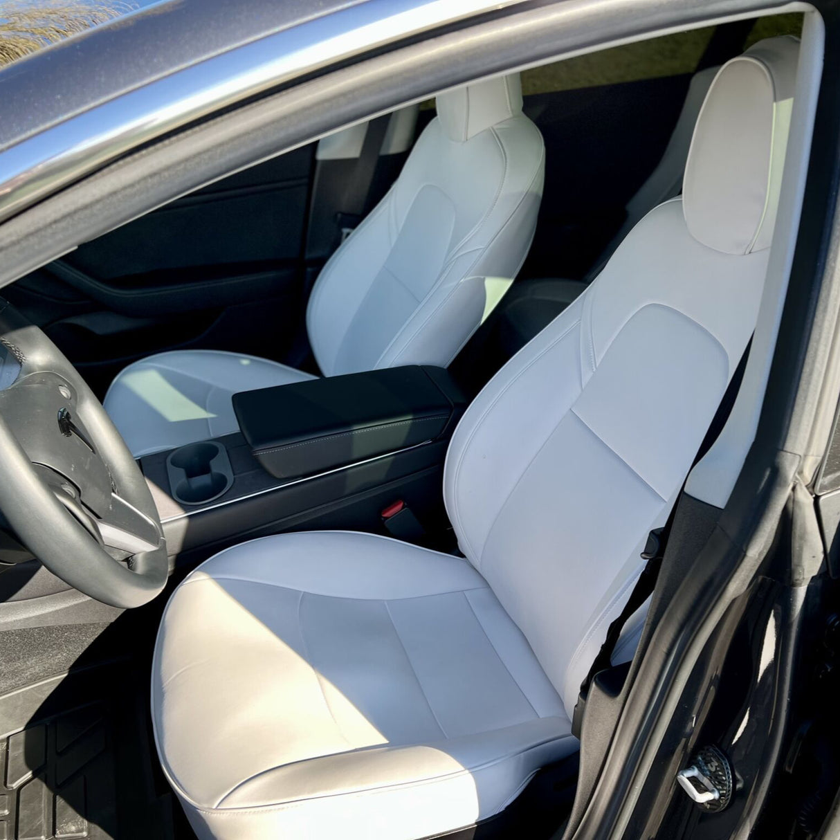 Witte stoelbekleding in Tesla Model 3 interieur, complete set.