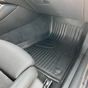 All Weather vloermatten set voor BMW i5, dat de hele vloer aan de voorkant bedekt.